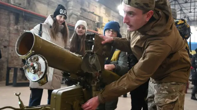 Украинский солдат показывает подросткам, как пользоваться "Джавелином""