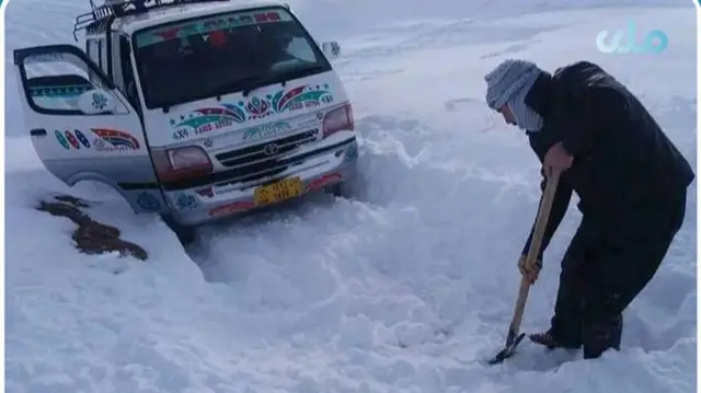 مسیر راه پر برف شده