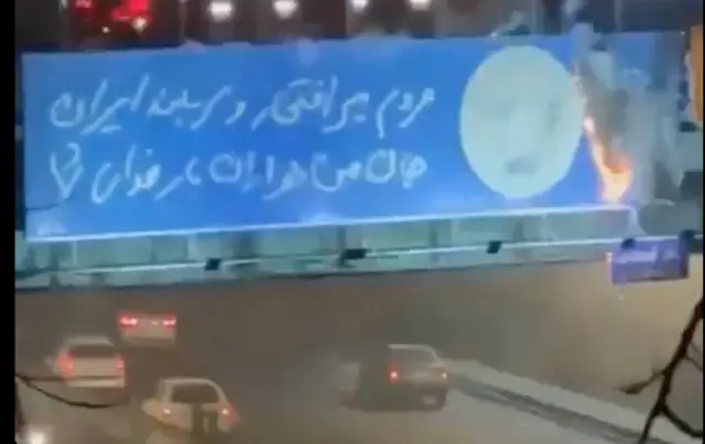معترضان بنرهای حکومتی در ستایش قاسم سلیمانی فرمانده سابق سپاه قدس حکومت ایران را آتش زده‌اند.