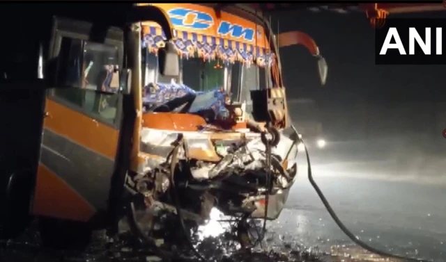 गुजरात के नवसारी में बस और कार की टक्कर
