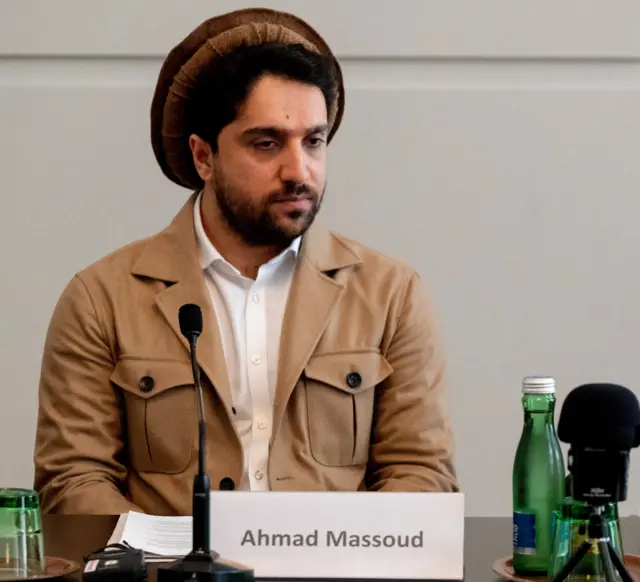 احمد مسعود در یک کنفرانس مطبوعاتی در وین