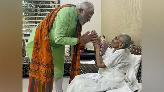 తల్లి హీరాబెన్తో ప్రధాన మంత్రి నరేంద్ర మోదీ