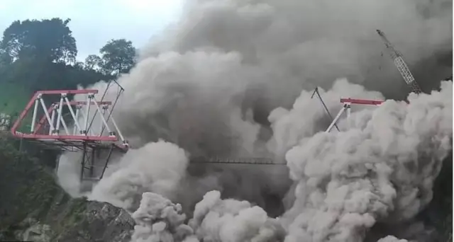 Buundada Gladak Perak, oo dib loo dhisay ka dib qaraxyadii sannadkii hore, ayaa si xun u burburay