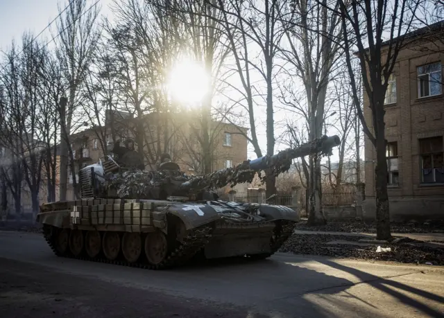 Украинский танк на улицах Бахмута