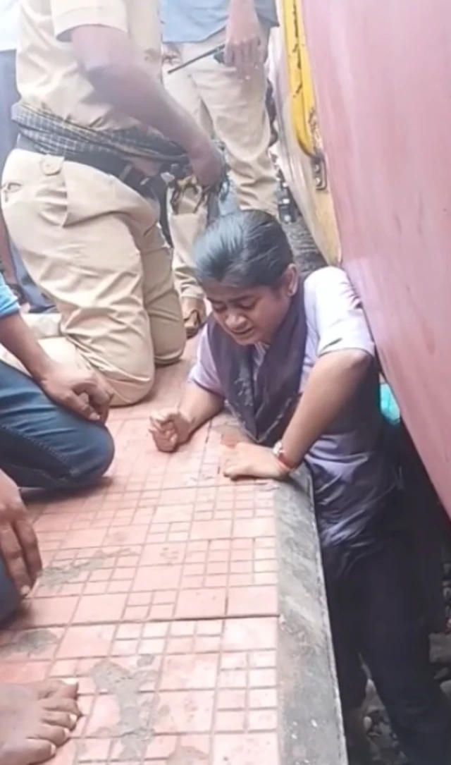 రైలు, ప్లాట్‌ఫాం మధ్య ఇరుక్కు పోయిన యువతి