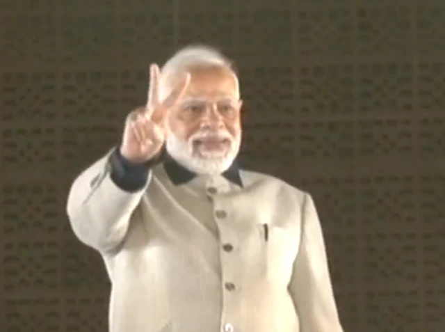 વડા પ્રધાન નરેન્દ્ર મોદી દિલ્હીમાં પાર્ટી કાર્યાલય પર પહોંચ્યા હતા ત્યાં તેમનું અભિનંદન કરવામાં આવ્યું હતું.