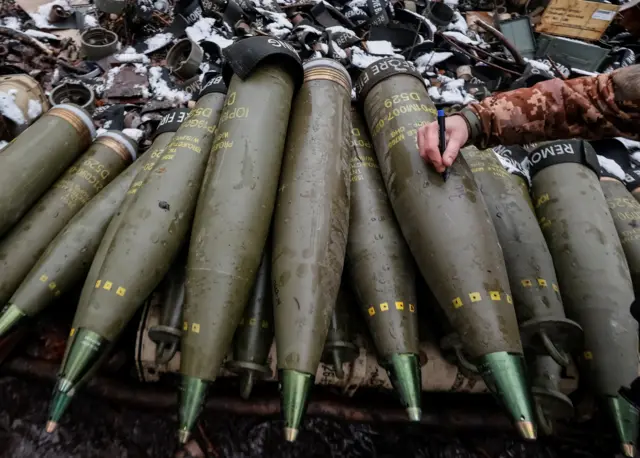 Боец ВСУ пишет сообщение противнику на снарядах для гаубиц M777 23 ноября 2022 года