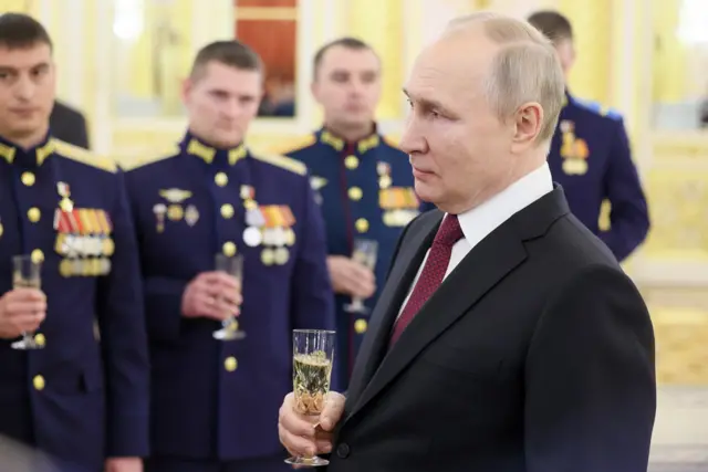 Путин с шампанским