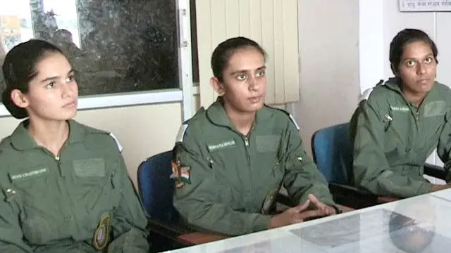 पहली तीनों महिला फ़ाइटर एक साथ अवनी चतुर्वेदी, मोहना सिंह और भावना कंठ.