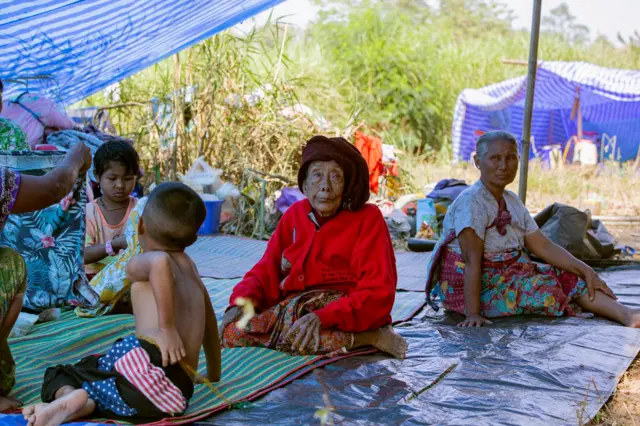 စစ်ကောင်စီထိုးစစ်ကြောင့် ထိုင်းနိုင်ငံ၊ မဲဆောက်ဘက်ခြမ်းကို ထွက်ပြေးတိမ်းရှောင်နေရတဲ့ စစ်ရှောင်တွေ