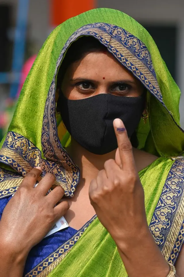 ઉત્તર પ્રદેશ વિધાનસભાની 55 બેઠકો, ઉત્તરાખંડની 70 અને ગોવાની 40 બેઠકો પર સોમવારે મતદાન યોજાઈ રહ્યું છે.