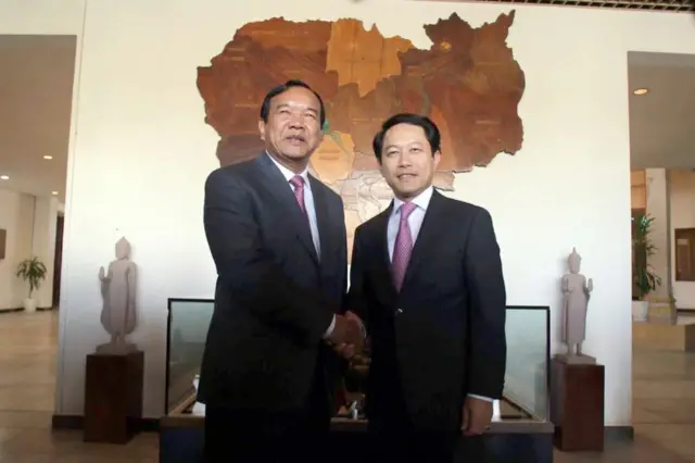 ကမ္ဘောဒီးယားနိုင်ငံခြားရေးဝန်ကြီး ပရက်ဆော့ခွန်းနဲ့ လာအိုနိုင်ငံခြားရေးဝန်ကြီးတို့ ၂၀၁၇ ခုနှစ်တုန်းက တွေ့ဆုံခဲ့ကြစဉ်