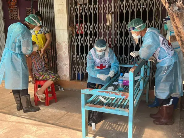 ကျောင်းသားတစ်ဦးကို ကိုဗစ်စစ်ဆေးပေးနေမှု