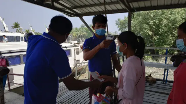 ရခိုင်မှာ ကိုဗစ်လက္ခာတစ်ခုဖြစ်တဲ့ ကိုယ်အပူချိန်မြင့်တက်မှု ရှိ မရှိကို ခရီးသွားတစ်ဦးကို စစ်ဆေးနေတာဖြစ်ပါတယ်။