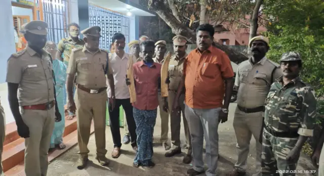 யானை தந்தங்களுடன் கைது செய்யப்பட்டோர்