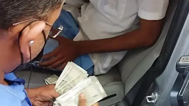 திமுகவினர் பணம் கொடுப்பதாக பாஜகவினர் பகிர்ந்த புகைப்படம்