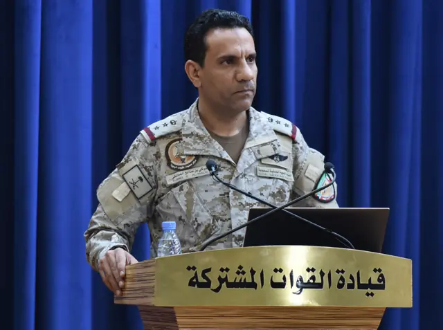 المتحدث باسم التحالف العسكري بقيادة السعودية العقيد تركي المالكي يتحدث خلال مؤتمر صحفي في العاصمة السعودية الرياض ، 30 سبتمبر 2019.