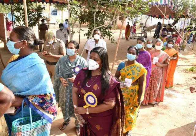 பொதுமக்களோடு நின்று வாக்களித்த நாமக்கல் ஆட்சியர்