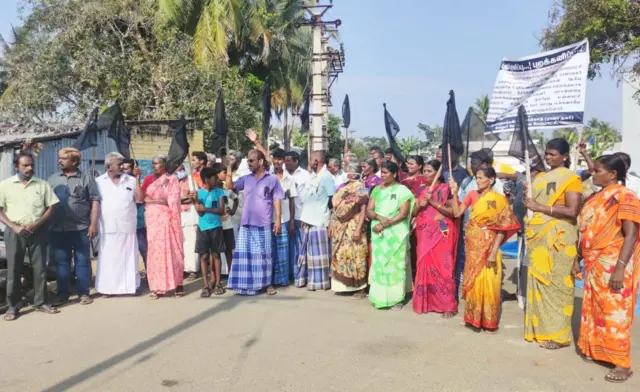 கறுப்புக் கொடி ஏந்தி தேர்தலைப் புறக்கணித்த பரமத்திவேலூர் மக்கள்