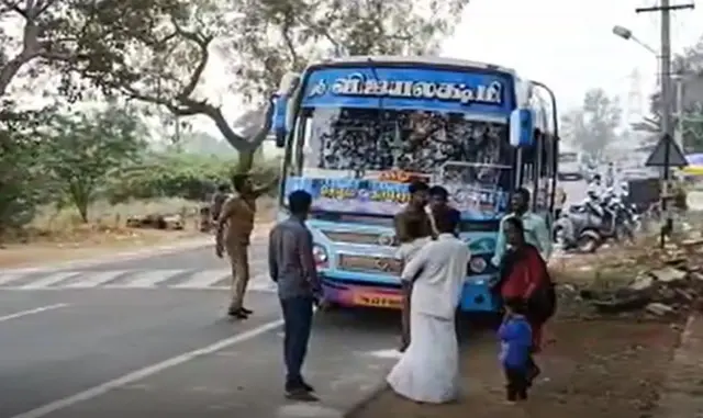 வாக்களித்து விட்டு வந்து, பேருந்தில் ஏறிய ஓட்டுநர் ஸ்ரீதர்