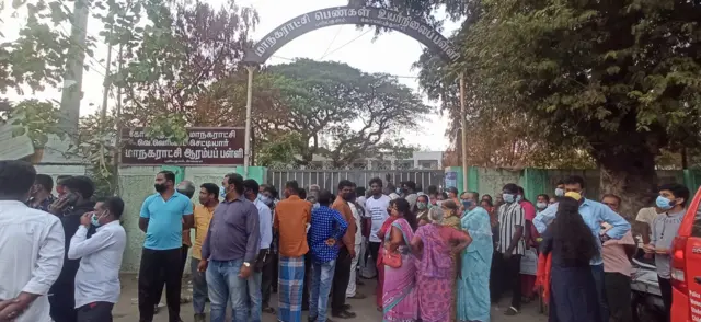 பள்ளியை முற்றுகையிட்டிருக்கும் பொதுமக்கள்