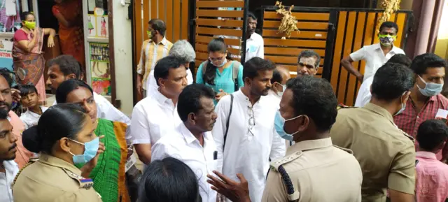 கோவையில் பாஜகவினர் தேர்தலை நிறுத்துமாறு போராட்டம்