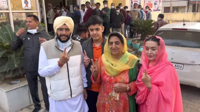ਲਹਿਰਾ ਤੋਂ ਕਾਂਗਰਸ ਦੇ ਉਮੀਦਵਾਰ ਰਜਿੰਦਰ ਕੌਰ ਭੱਠਲ ਨੇ ਲਹਿਰਾ ਵਿਖੇ ਪਰਿਵਾਰ ਸਮੇਤ ਵੋਟ ਪਾਈ।