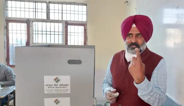 ਪਰਗਟ ਸਿੰਘ ਵੋਟ ਪਾ ਕੇ ਬਾਹਰ ਆਉਂਦੇ ਹੋਏ