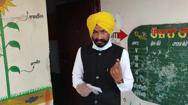ਲਾਭ ਸਿੰਘ ਉਗੋਕੇ ਭਦੌੜ ਤੋਂ ਆਮ ਆਦਮੀ ਪਾਰਟੀ ਦੇ ਉਮੀਦਵਾਰ ਵੋਟ ਪਾਉਣ ਤੋਂ ਬਾਅਦ ਸਿਆਹੀ ਦਾ ਨਿਸ਼ਾਨ ਦਿਖਾਉਂਦੇ ਹੋਏ