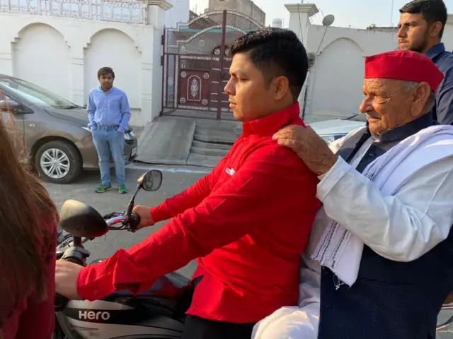 મુલાયમસિંહ યાદવના નાના ભાઈ અભયરામ યાદવ મોટરસાઇકલ પર મતદાન કરવા પહોંચ્યા