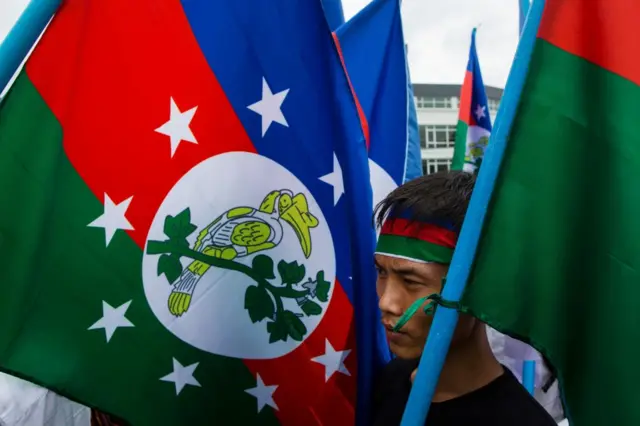 ၂၀၁၉ ခုနှစ်အတွင်း စစ်တပ်နဲ့ အေအေ(ရခိုင့်တပ်တော်)တို့ကြားဖြစ်တဲ့ တိုက်ပွဲတွေအတွင်း ချင်းလူမျိုးတွေ နေရပ်စွန့်ခဲ့ကြရတဲ့အခြေအေကြောင့် ပဋိပက္ခရပ်ဖို့ ချင်းလူငယ်တွေက ချင်းအမျိုးသားအလံကိုင် ဆန္ဒပြခဲ့ကြပါတယ်။