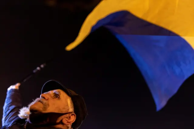 Старик с флагом Украины