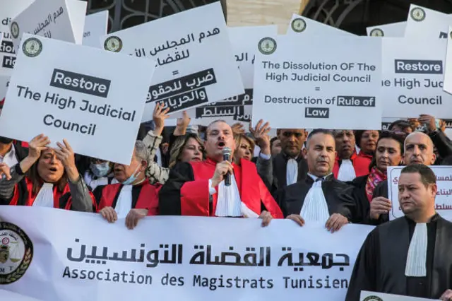 جمعية القضاة هي أحدث مؤسسة يطالها قرار الحل أو التجميد من قبل الرئيس بعد البرلمان وهيئة مكافحة الفساد بجانب تعليقه العمل بمعظم مواد الدستوروطرحه لخريطة إصلاحات سياسية بديلة.