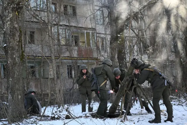 Quân nhân tham gia cuộc tập trận chung chiến thuật và đặc biệt của Bộ Nội vụ Ukraine, Vệ binh Quốc gia Ukraine và Bộ Tình trạng khẩn cấp tại thành phố ma Pripyat, gần nhà máy điện hạt nhân Chernobyl hôm 4/2/2022.