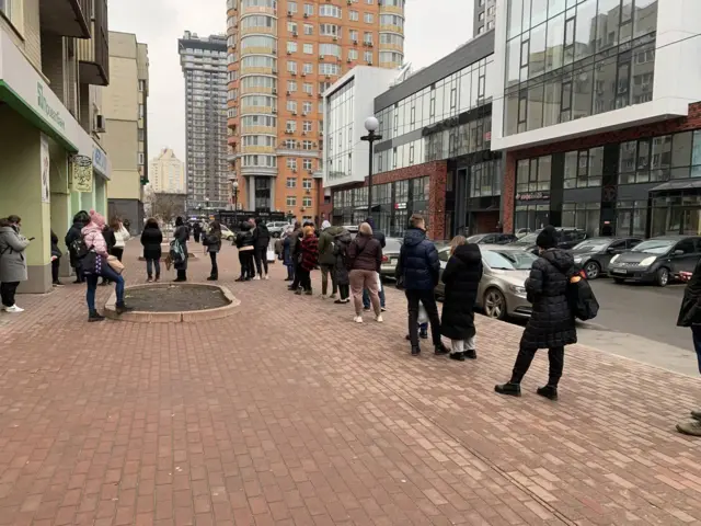 Очередь к банкомату в Киеве
