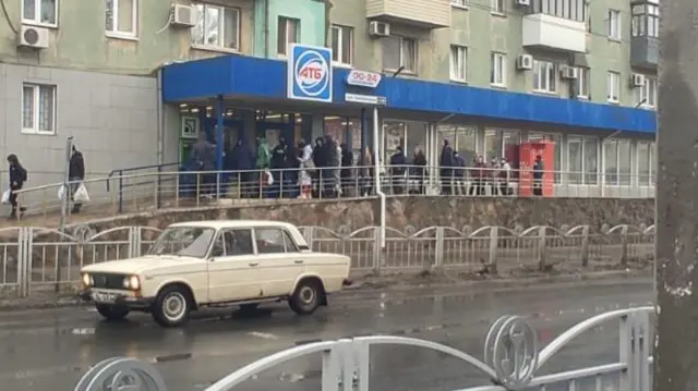 মারিয়োপোলে আতঙ্কিত মানুষের লম্বা লাইন দেখা যাচ্ছে এটিএম বুথগুলোর সামনে