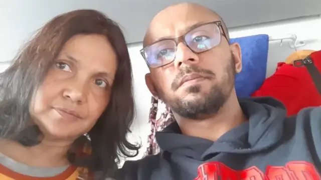 খারকিভ থেকে পশ্চিম ইউক্রেনের লাভবের পথে ট্রেনের ভেতর ছেলে শাহরিয়ার আসফাকের সাথে ডা. খালেদা নাসরিন