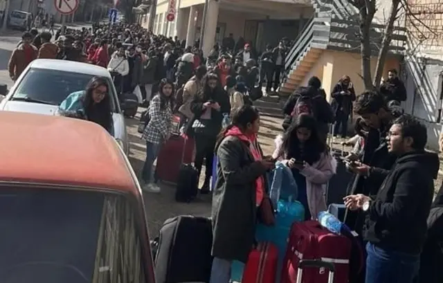 யுக்ரேன் எல்லையில் இருக்கும் இந்திய மாணவர்கள்