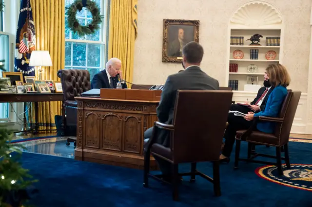 Biden kpọrọ Zelensky n'ekwentị