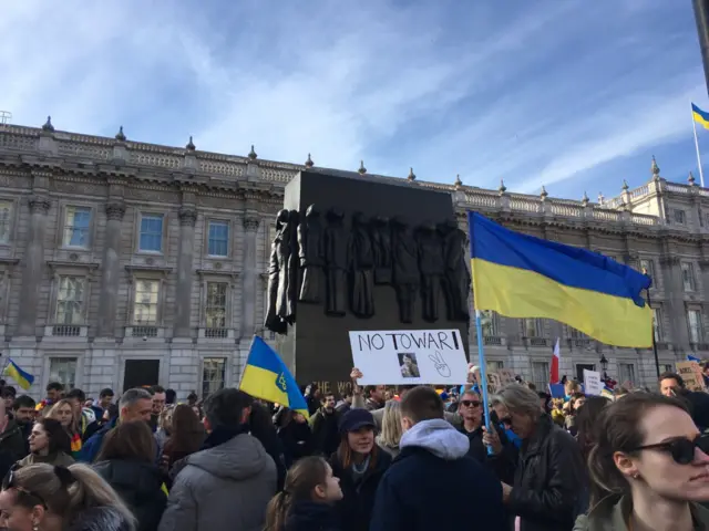 демонстрация в Лондоне против войны с Украиной