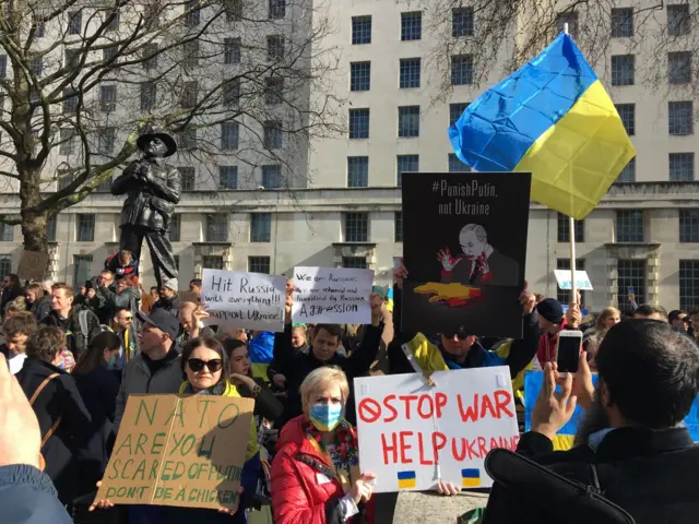 демонстрация в Лондоне против войны с украиной