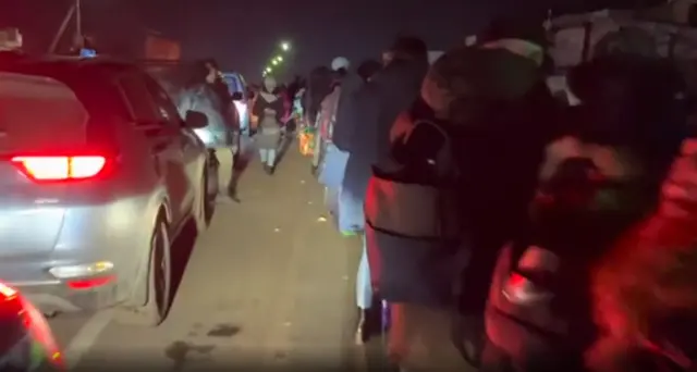 யுக்ரேனில் இருந்து வெளியேறும் மக்கள்