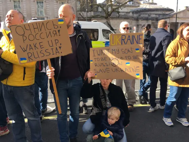 демонстрация в Лондоне против войны с Украиной