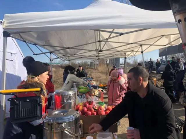 سازمان‌های امداد در میان کسانی که از مرز اوکراین به مجارستان گریخته‌اند غذا توزیع می‌کنند.