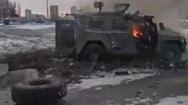 Ảnh của lực lượng vũ trang Ukraine cho thấy dường như một xe thiết giáp của Nga bị cháy tại thành phố Kharkiv.
