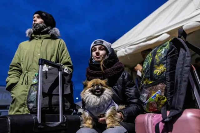 لاجئون أوكرانيون في معبر ميديكا الحدودي للمشاة، في برزمسيل، شرق بولندا في 26 فبراير 2022