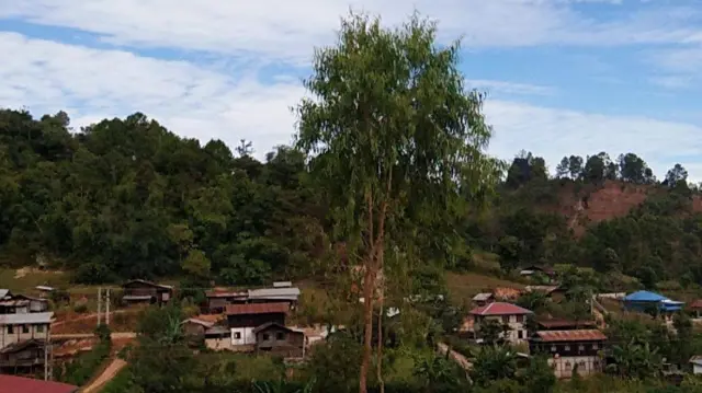 ဒီးမော့ဆိုမြို့နယ်ထဲက လိုဘာခိုကျေးရွာကို စစ်တပ်က လေယာဉ်နဲ့ ဗုံးကြဲ