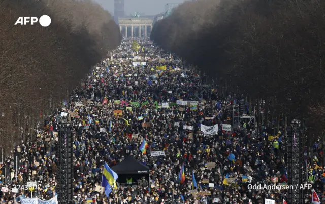 Igwe mmadụ na-egosi nkwado ha nye Ukraine dịka Russia na-awakpo ha