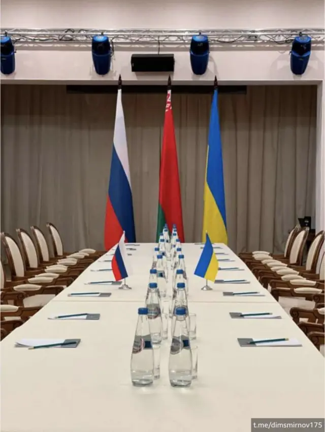 стіл перговорів