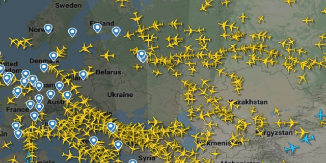 Картина воздушного движения с Flightradar24 на шесть утра  по Москве в понедельник